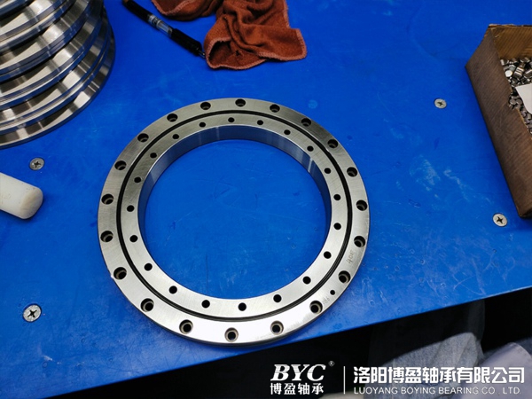 交叉滚子轴承.jpg